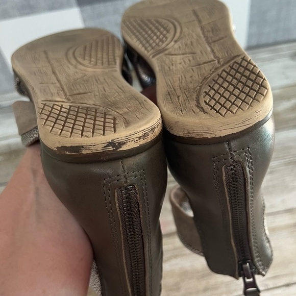 OTBT Souvenir Metallic Leather Sandal - Picture 10 of 12